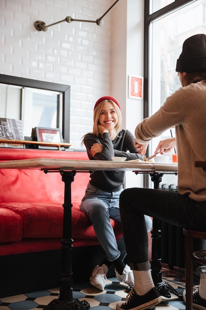 Casal no encontro no café