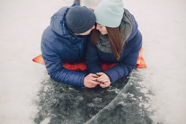 Foto grátis casal no inverno