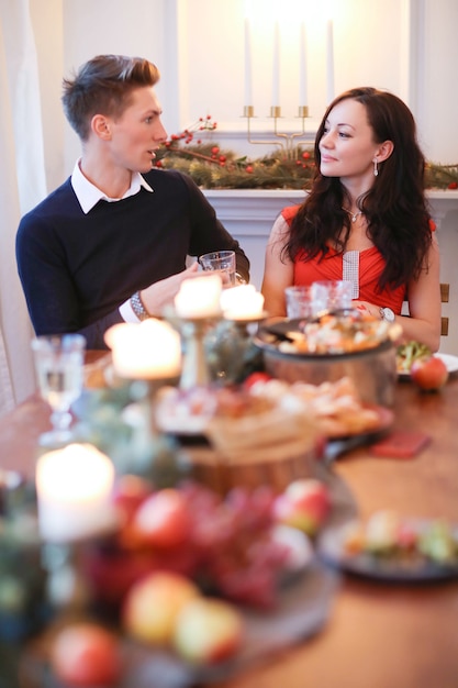 Casal no jantar de Natal