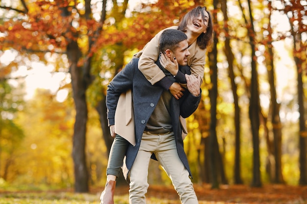 casal no parque