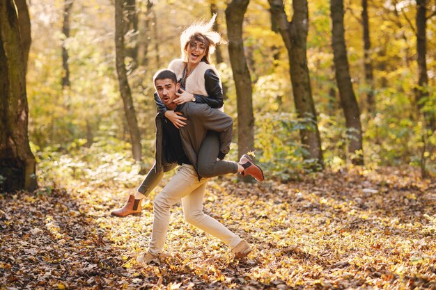 casal no parque