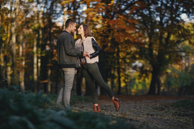 casal no parque