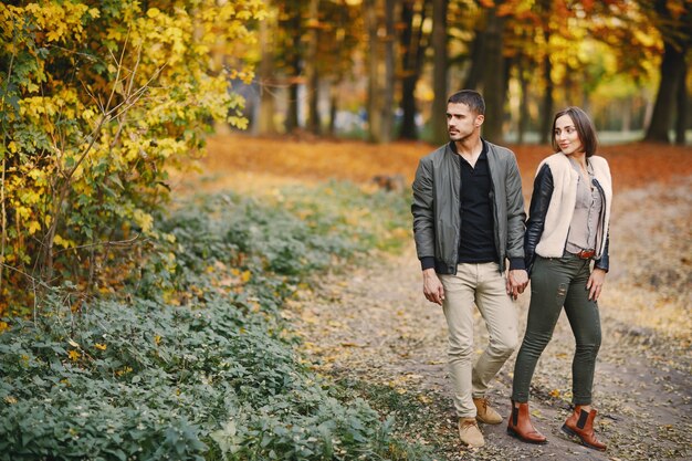 casal no parque