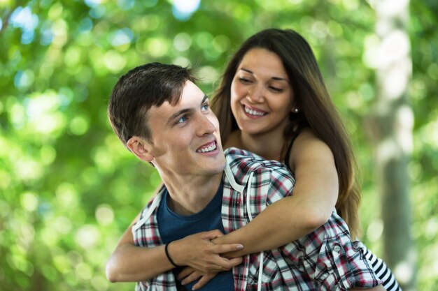 Casal no parque