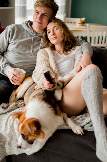 Foto grátis casal no sofá com cachorro