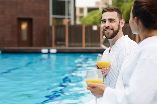 Casal no spa resort