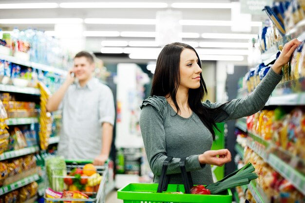 Casal no supermercado