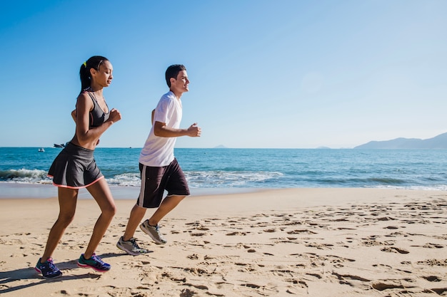 Foto grátis casal no treinamento de verão