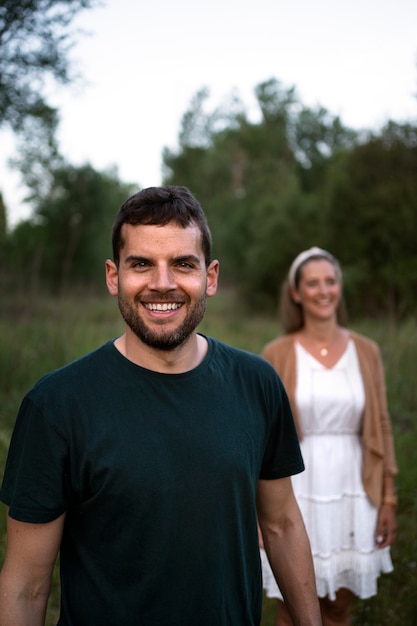 Casal nômade aproveitando o tempo na natureza