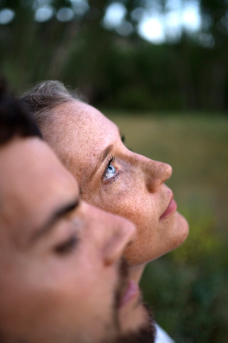 Foto grátis casal nômade aproveitando o tempo na natureza