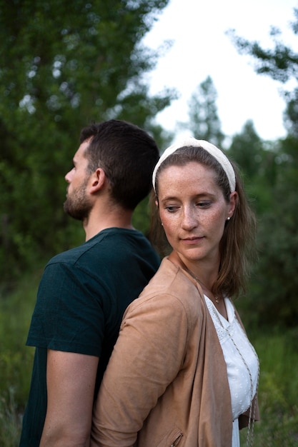 Foto grátis casal nômade aproveitando o tempo na natureza