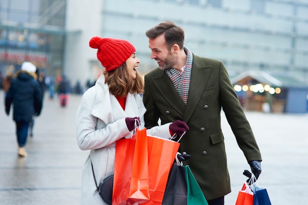 Casal olhando algumas sacolas de compras