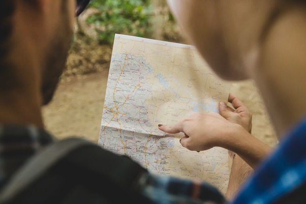 Foto grátis casal olhando o mapa de perto