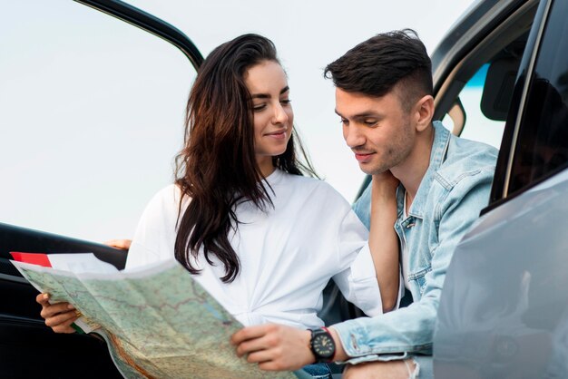 Casal olhando um mapa juntos, foto média