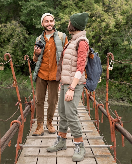 Foto grátis casal olhando um para o outro na ponte de madeira