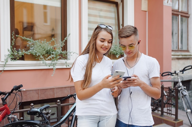 Casal parado em uma cidade com telefone celular