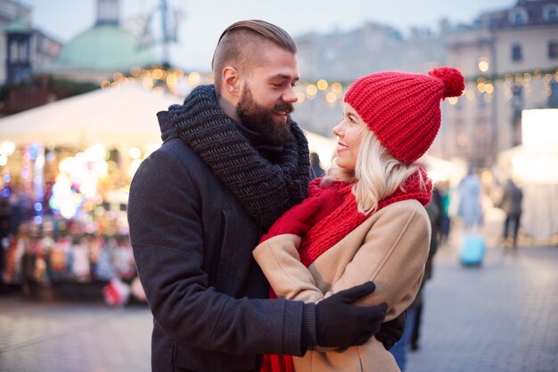 Casal passando tempo ao ar livre no inverno