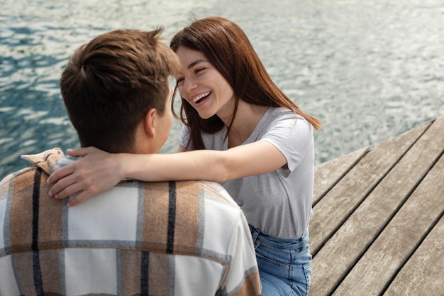 Foto grátis casal passando um tempo juntos ao ar livre