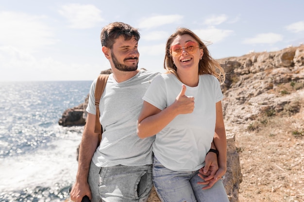 Casal passando um tempo juntos em um lindo local