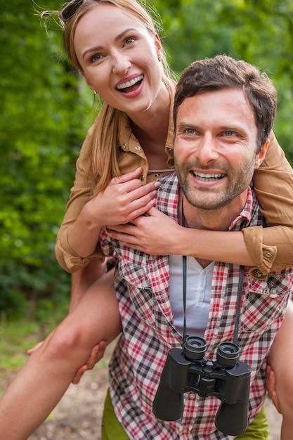 Casal passando um tempo na floresta