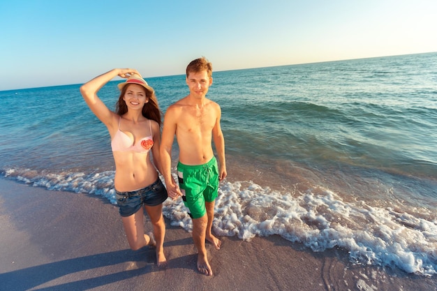 Casal passeando na praia