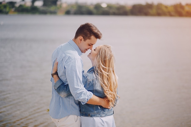 Casal perto da água