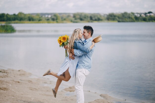 casal perto da água