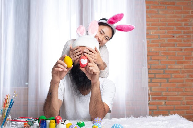 Casal pintando ovos de páscoa na páscoa