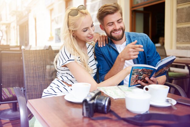 Casal planejando a viagem no café