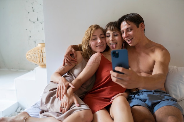 Casal poliamoroso passando tempo juntos na cama