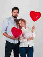 Foto grátis casal posando com balões para dia dos namorados