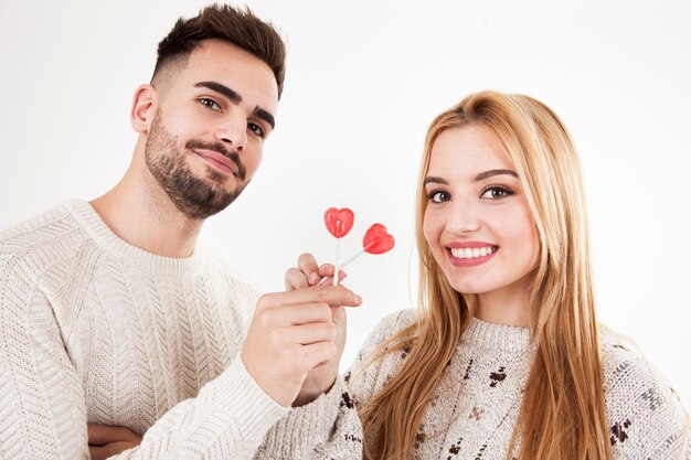 Casal posando com pirulitos cardíacos