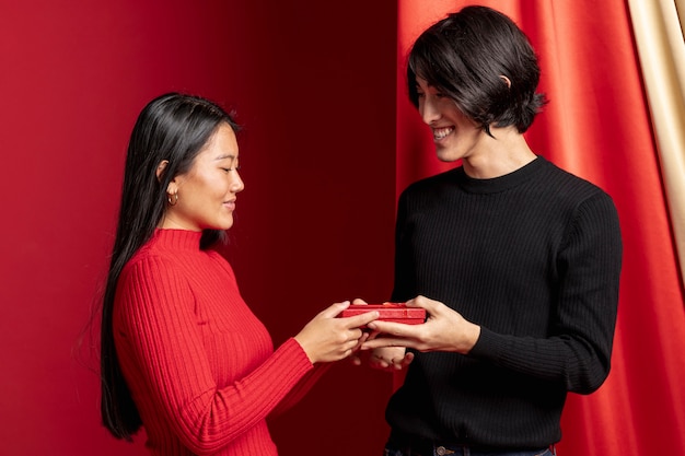 Casal posando com presente para o ano novo chinês