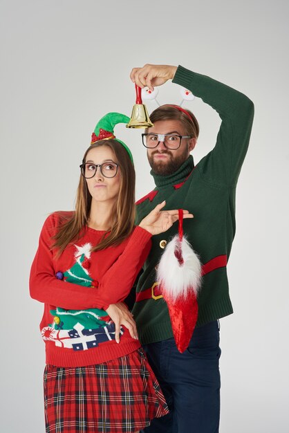 Casal posando com sino e meia de Natal