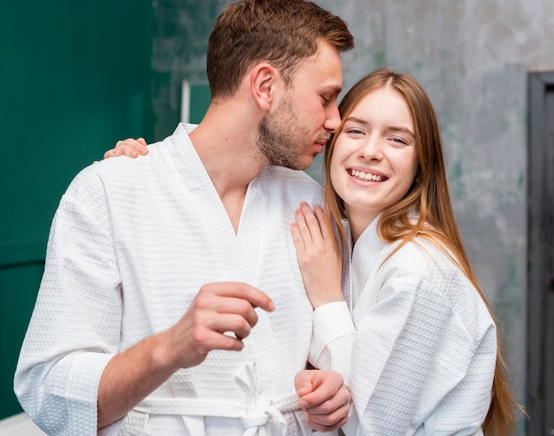 Casal posando em roupões de banho