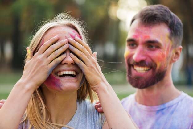 Casal posando no holi com caras pintadas