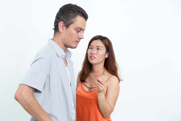 Casal preocupado verificando o resultado do teste de gravidez