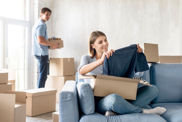 Casal preparando caixas para mudar de casa