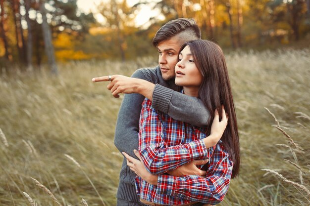 Casal prestando atenção a algo no campo