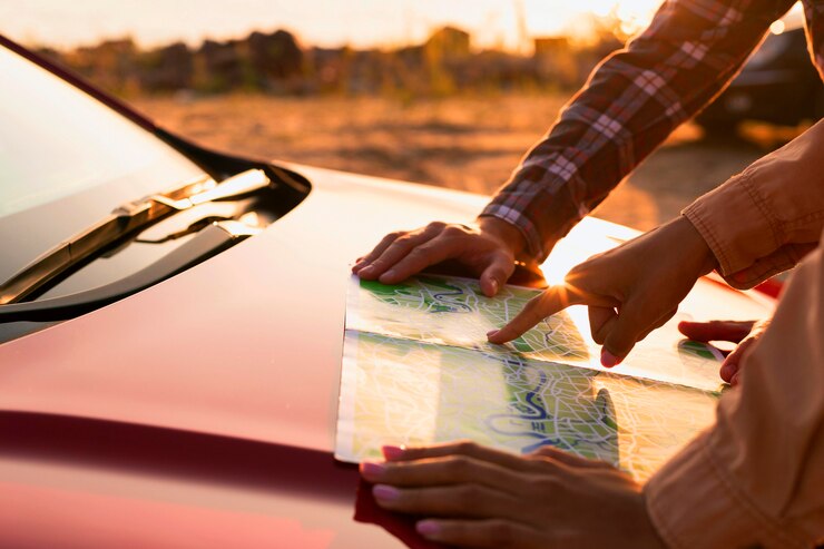 Foto grátis casal procurando um novo destino no mapa