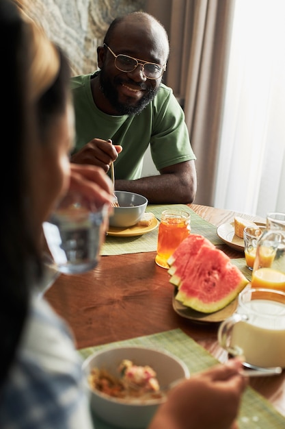 Foto grátis casal próximo sentado à mesa