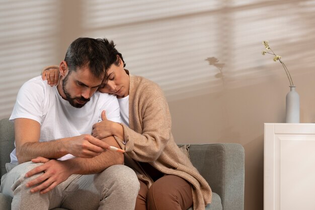 Casal que sofre de infertilidade