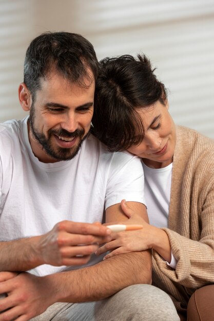 Casal que sofre de infertilidade