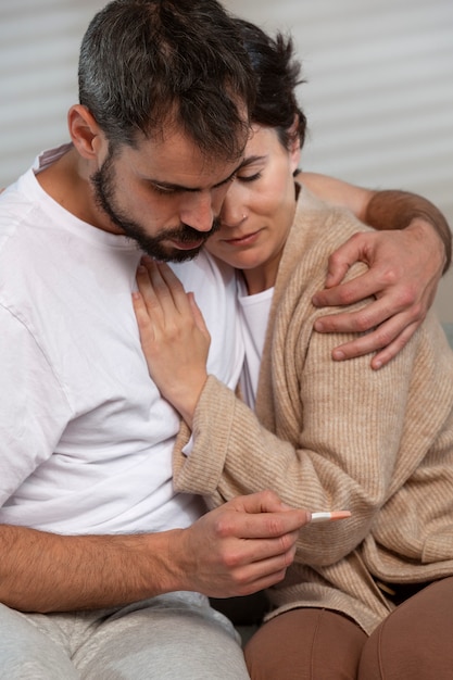 Casal que sofre de infertilidade