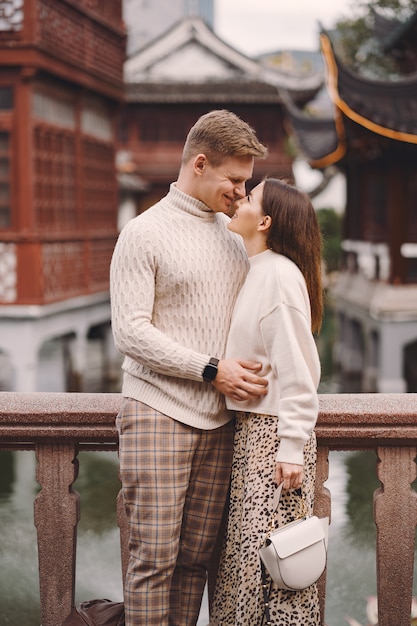 Casal recém-casado mostrando carinho em xangai, perto de yuyuan.