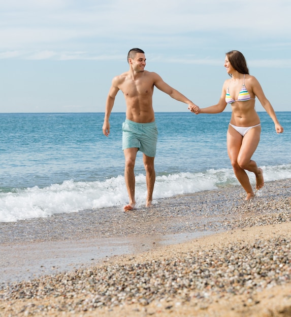 Casal recentemente casado na praia