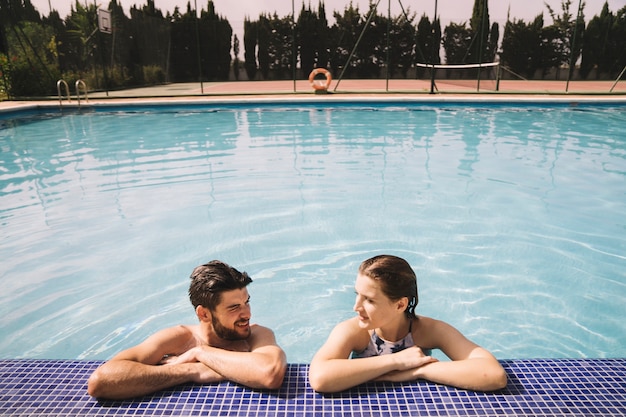 Foto grátis casal relaxante na piscina