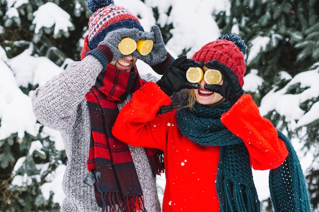 Foto grátis casal rir brilhante com limões no inverno