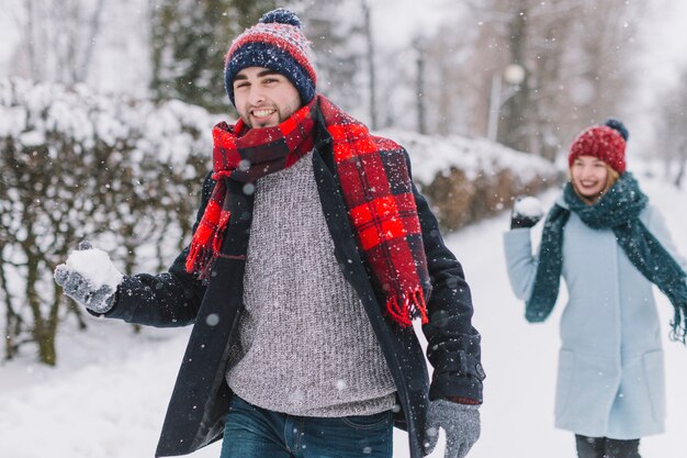 Casal rir jogando bolas de neve