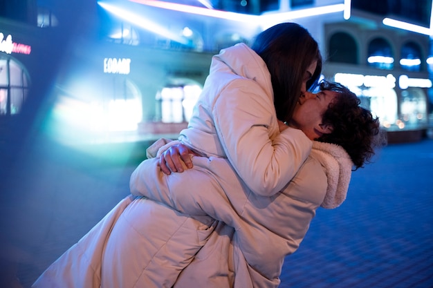 Casal romântico à noite curtindo a vida da cidade